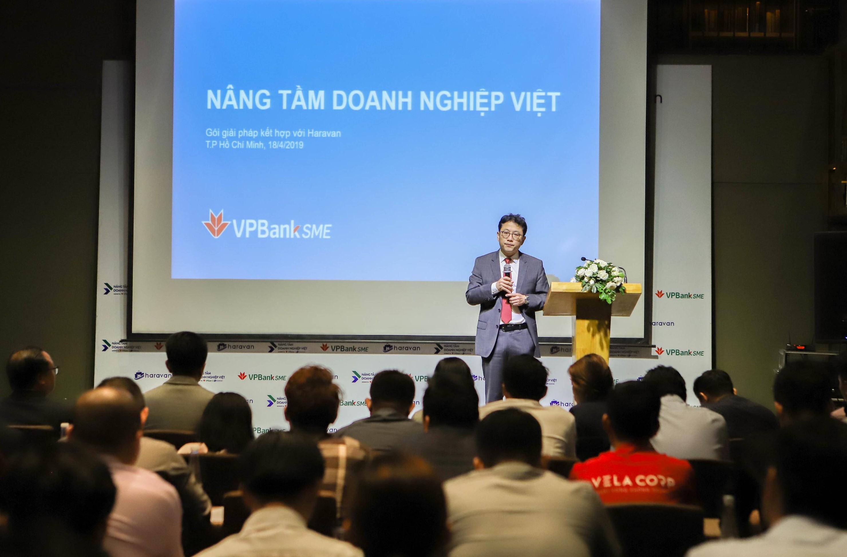 https://www.vpbank.com.vn/sites/default/files/pictures/%C3%94ng%20Fung%20Kai%20Jin%20-%20Gi%C3%A1m%20%C4%91%E1%BB%91c%20VPBank%20SME%20ph%C3%A1t%20bi%E1%BB%83u%20t%E1%BA%A1i%20l%E1%BB%85%20k%C3%BD%20k%E1%BA%BFt.jpg